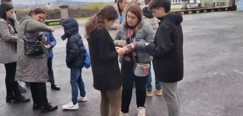 Furor por los 'repencuentros', las quedadas para intercambiar cromos de la Semana Santa de Ferrol