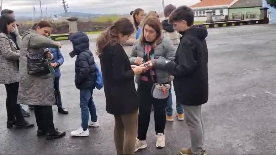 Furor por los 'repencuentros', las quedadas para intercambiar cromos de la Semana Santa de Ferrol