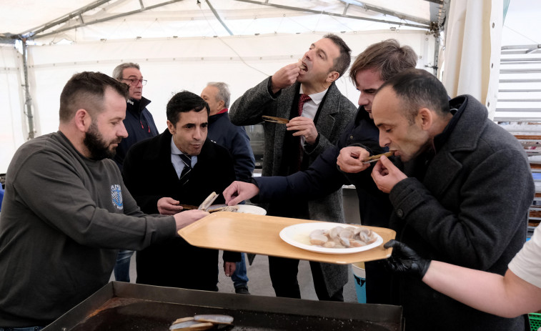 La Cofradía de Ferrol desafía el mal tiempo en la inauguración de la Fiesta del Marisco de la Semana Santa