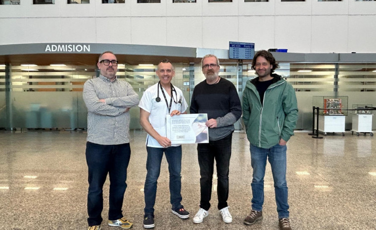 El Área Sanitaria entrega a la Asociación Párkinson Ferrol los beneficios de la venta fotográfica solidaria