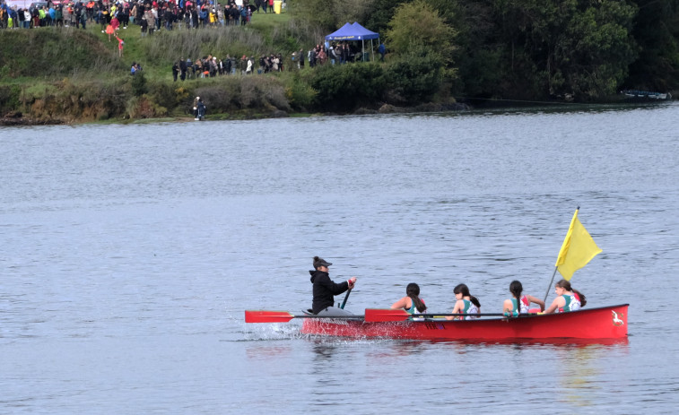 Los bateles superan el frío y el viento para poder disfrutar al fin del trofeo naronés