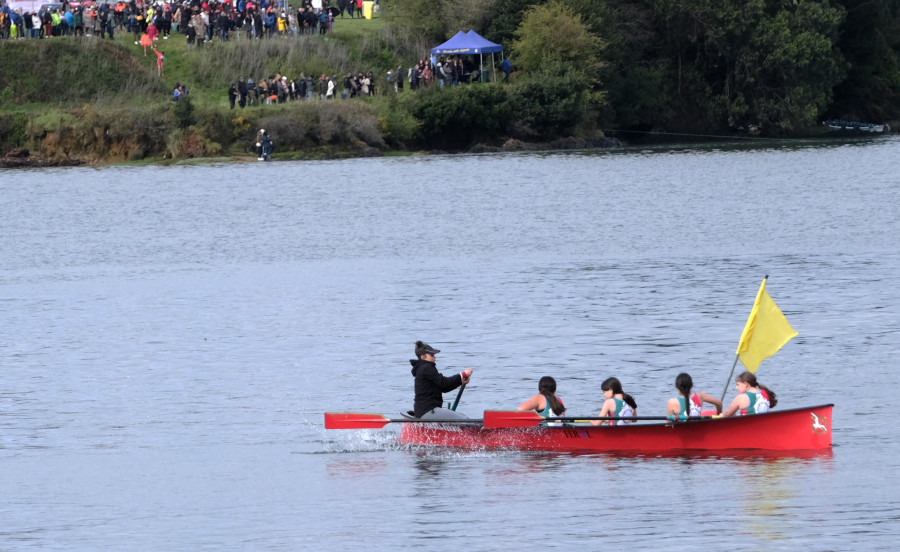 Los bateles superan el frío y el viento para poder disfrutar al fin del trofeo naronés