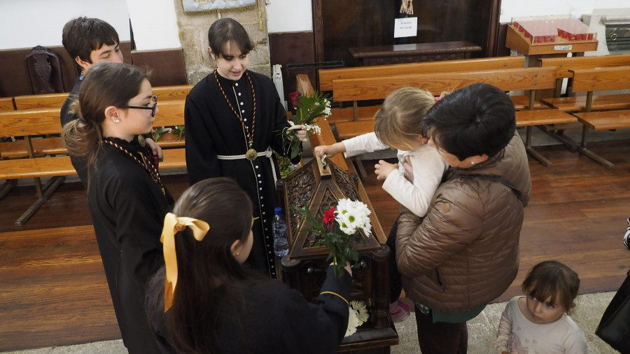 Flores de los tronos a cambio un donativo en el Sábado Santo de Ferrol