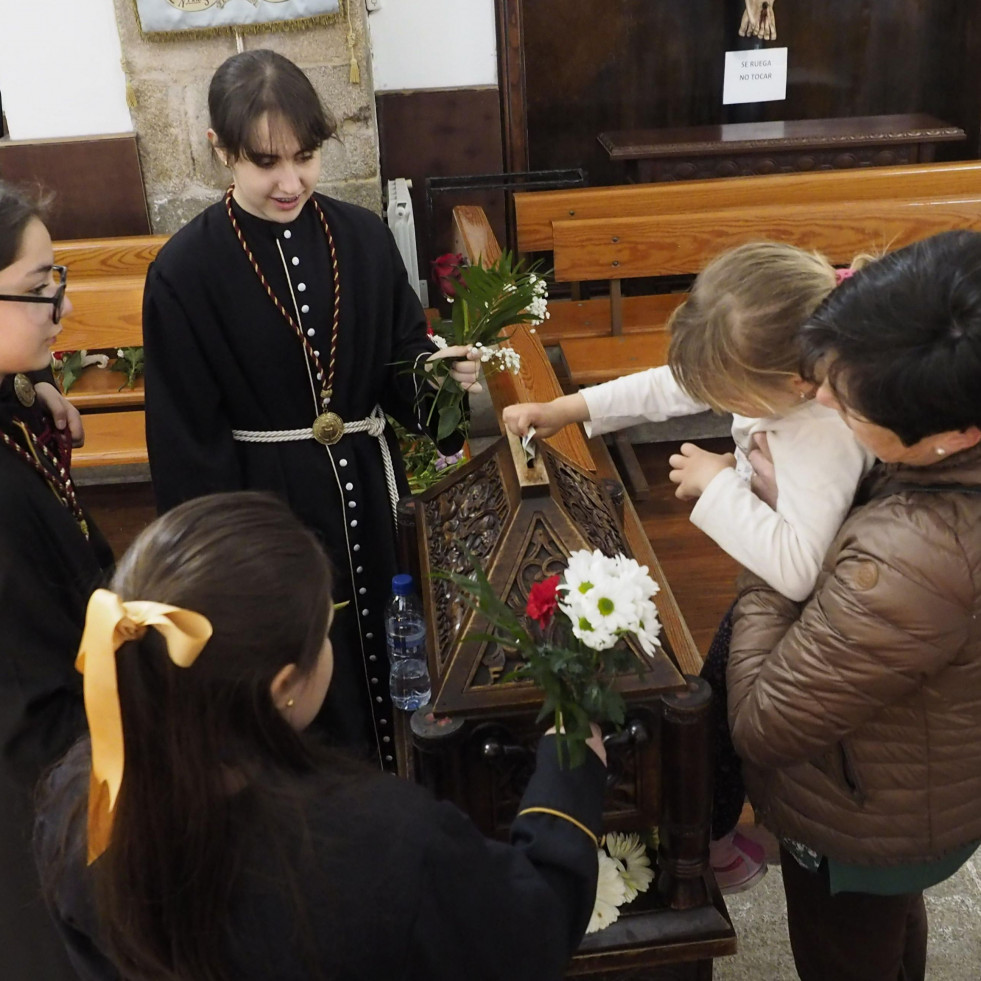 Flores de los tronos a cambio un donativo en el Sábado Santo de Ferrol