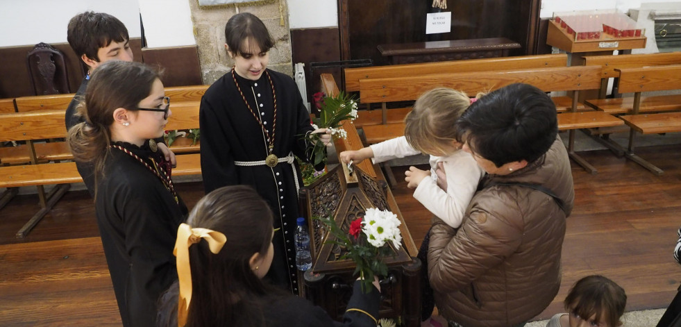 Flores de los tronos a cambio un donativo en el Sábado Santo de Ferrol