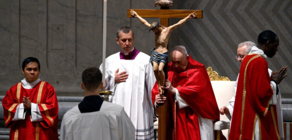 El papa preside en silencio una Pasión de Cristo con evocación de los males modernos
