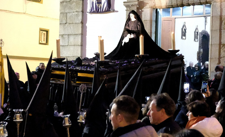 La Caridad y el Silencio salió bajo la lluvia el Sábado Santo ferrolano