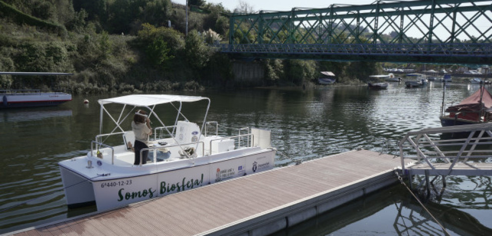 La Reserva promociona su catamarán eléctrico con visitas gratuitas por el Mandeo