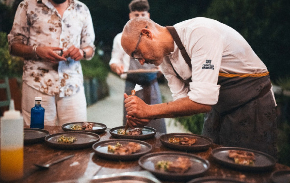 Creatividade Galega y Cervezas Alhambra activan un concurso para diseñar los nuevos uniformes del restaurante de Rafa Centeno