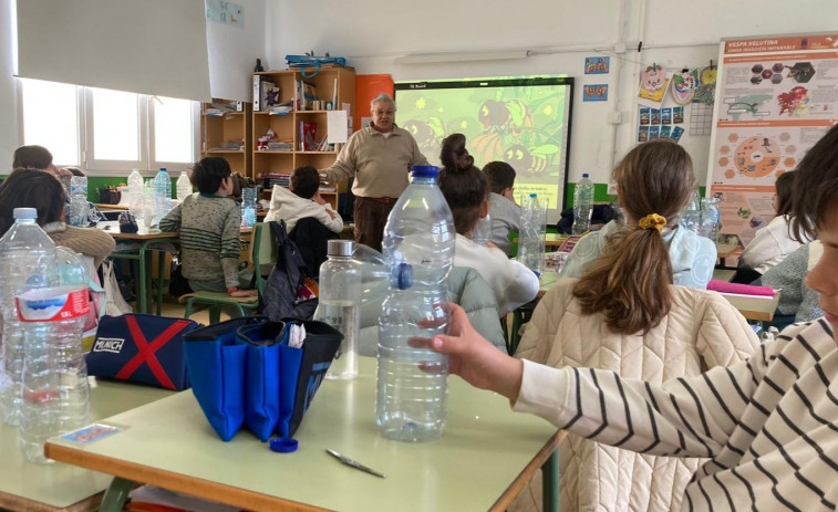 Escolares de Narón aprenden a combatir las velutinas elaborando trampas caseras