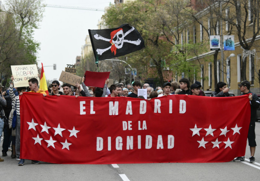 Una manifestación va hasta la sede del PP en Madrid para pedir la dimisión de Díaz Ayuso