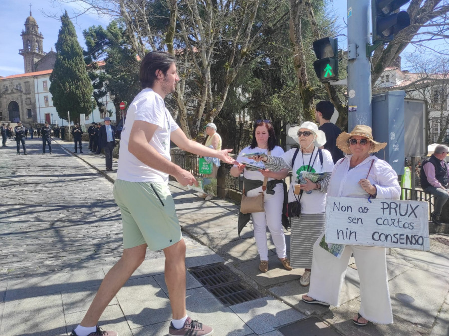 Los propietarios de terrenos en las Fragas llevaron sus protestas a la investidura de Rueda