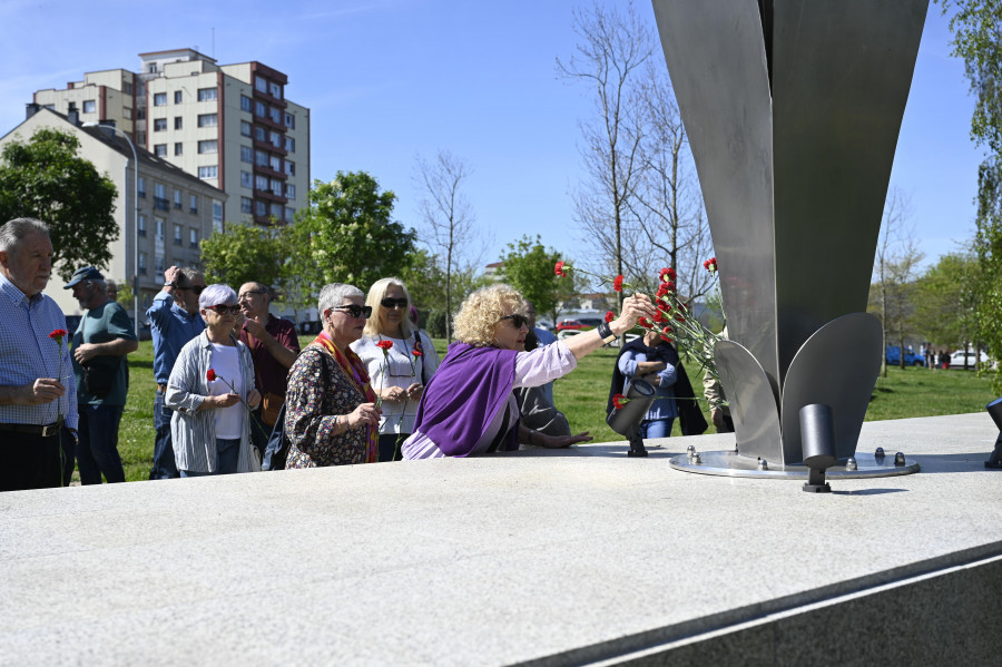 La II República fue recordada con un acto en el monumento a las víctimas del franquismo
