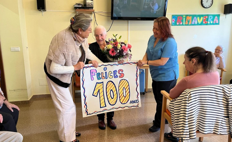 Fiesta por los 100 años de María Mira, la centenaria que vive en la residencia de Ortigueira