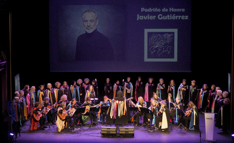 La rondalla Só Elas nombra Padrino Honorífico al actor Javier Gutiérrez por su aniversario