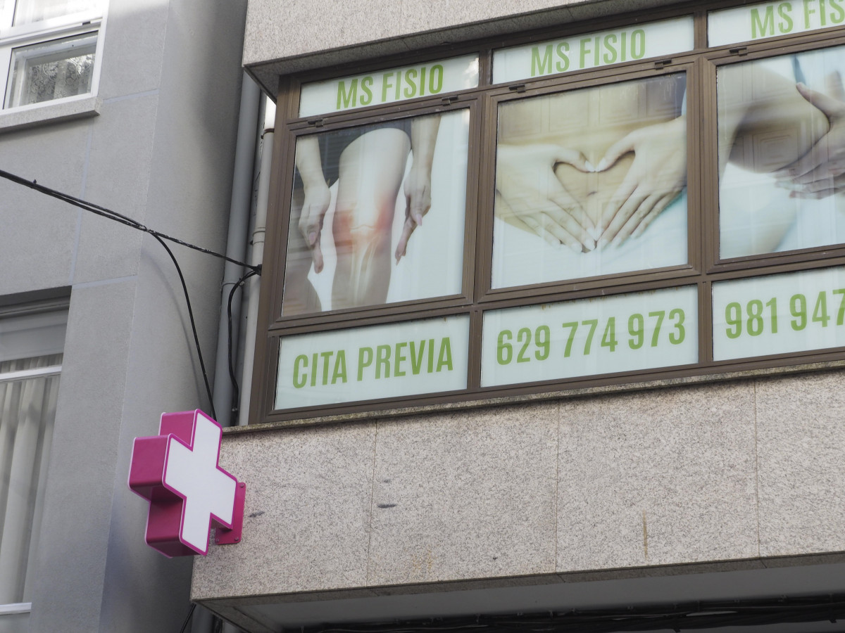 Cruz blanca y fucsia fisioterapia