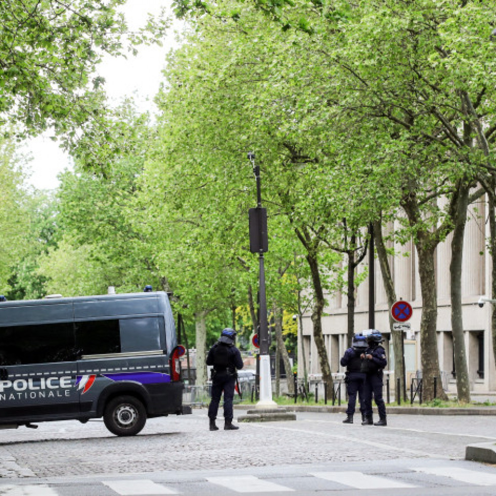 Detenido el hombre que entró en el consulado de Irán en París con falsos explosivos