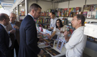 Lectores, autores y futuros escritores se reúnen en la celebración de los libros