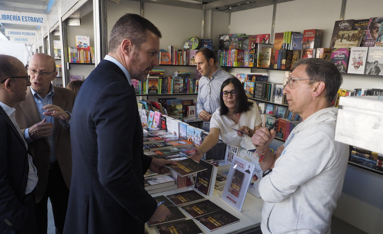 Lectores, autores y futuros escritores se reúnen en la celebración de los libros