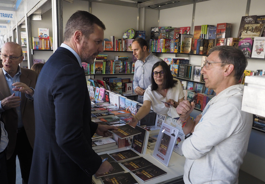 Lectores, autores y futuros escritores se reúnen en la celebración de los libros