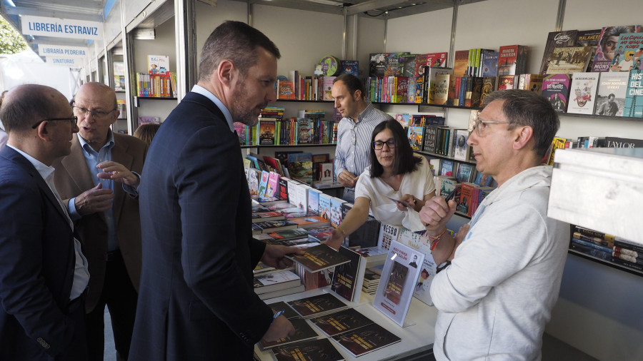 Lectores, autores y futuros escritores se reúnen en la celebración de los libros