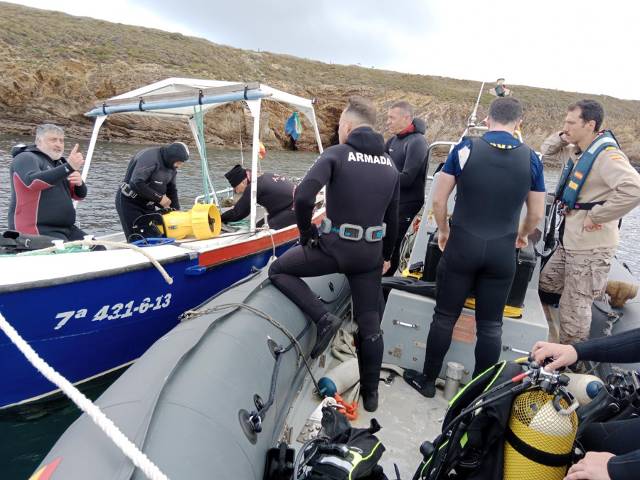 La Unidad de Buceo de la Armada recupera objetos de un pecio en Asturias ante el riesgo de expolio