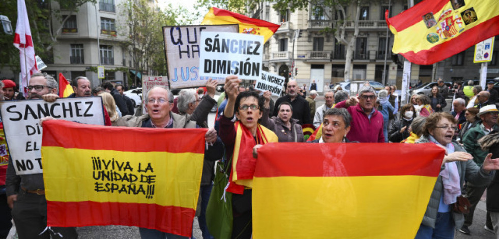Ferraz se divide en dos manifestaciones, una en apoyo a Sánchez y otra en su contra