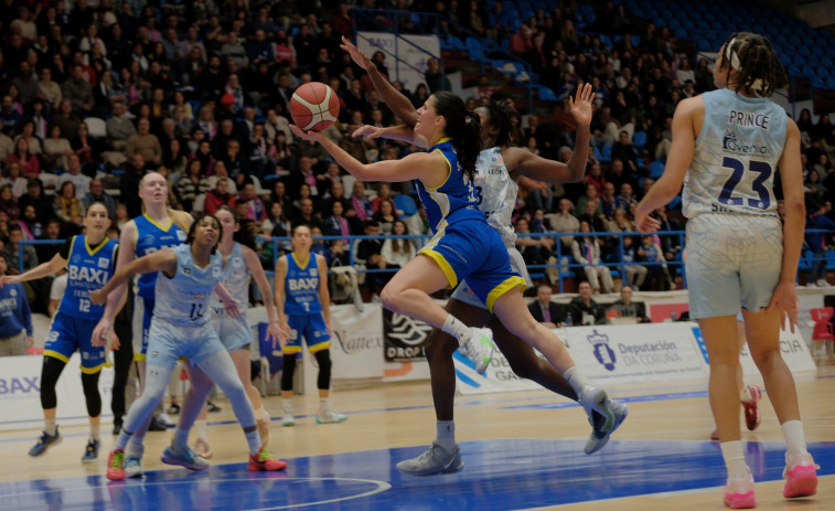 Pabellón de A Malata baloncesto Baxi contra Perfumerías Avenida