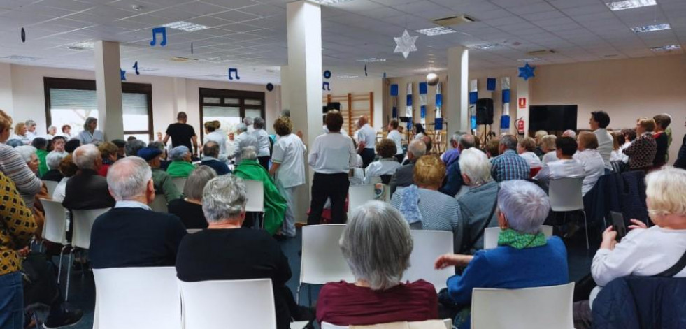 Actuaciones musicales en la Festa da Familia en homenaje a los usuarios y usuarias del Centro de Día
