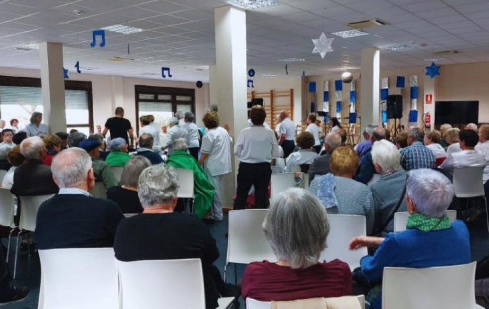 Actuaciones musicales en la Festa da Familia en homenaje a los usuarios y usuarias del Centro de Día