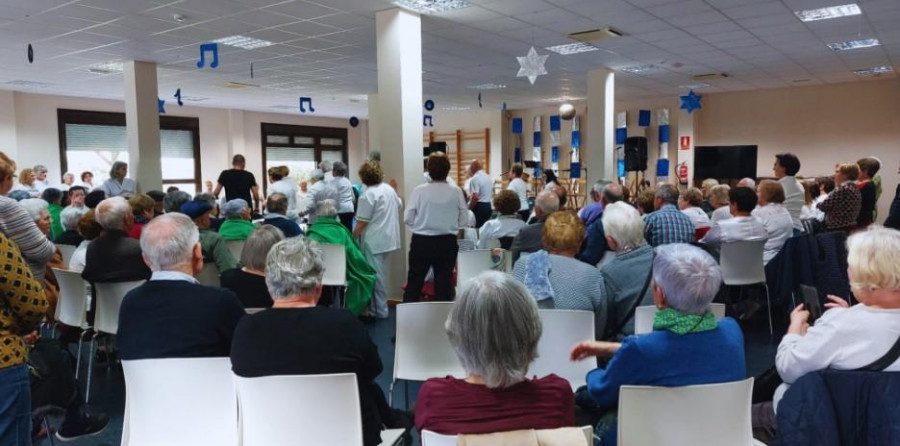 Actuaciones musicales en la Festa da Familia en homenaje a los usuarios y usuarias del Centro de Día