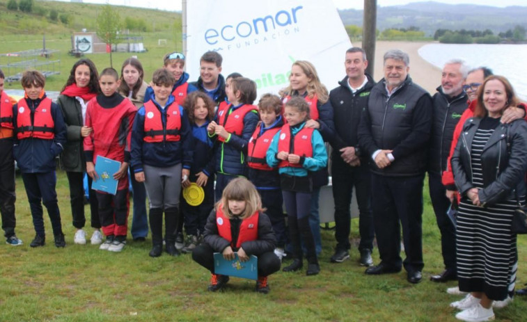 El Club de Vela Fluvial de As Pontes recibe el premio ‘Ponte las pilas y recicla’