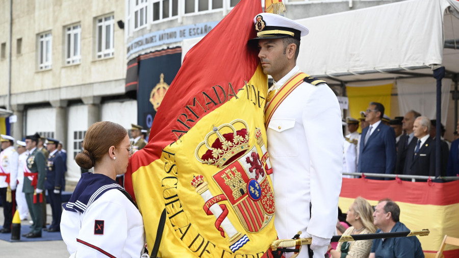 Nueva jura de bandera de alumnos de la Escaño, reservistas y personal civil