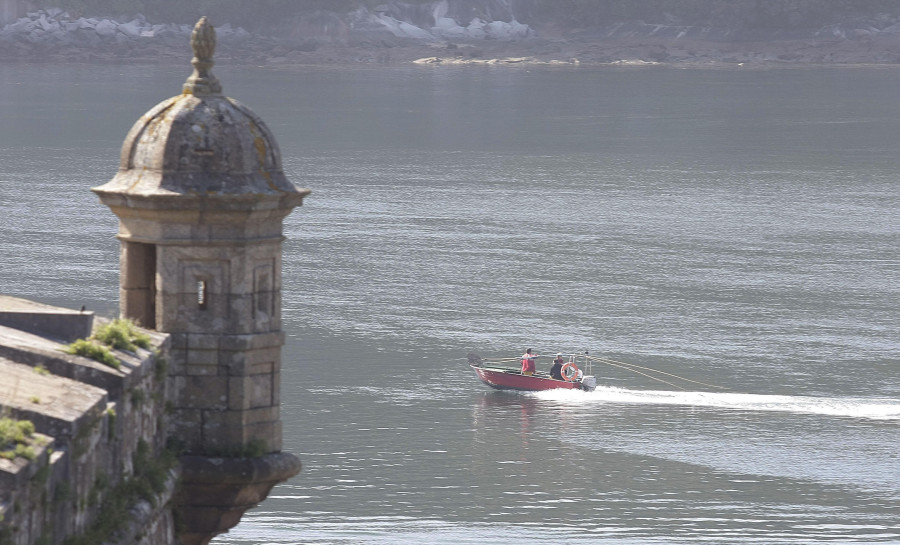 Los decomisos de marisco y pescado en la ría se redujeron a menos de la mitad desde 2021