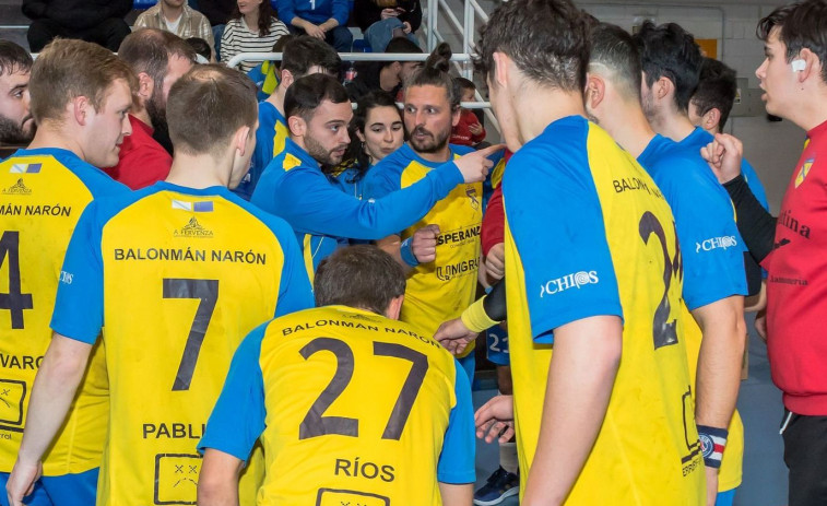 Brais Caneiro, entrenador del Balonmano Narón: “El año pasado no nos lo creímos pero este año tenemos opciones”