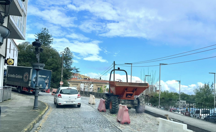 Pontedeume inicia las obras para eliminar los baches de la avenida Lombardero