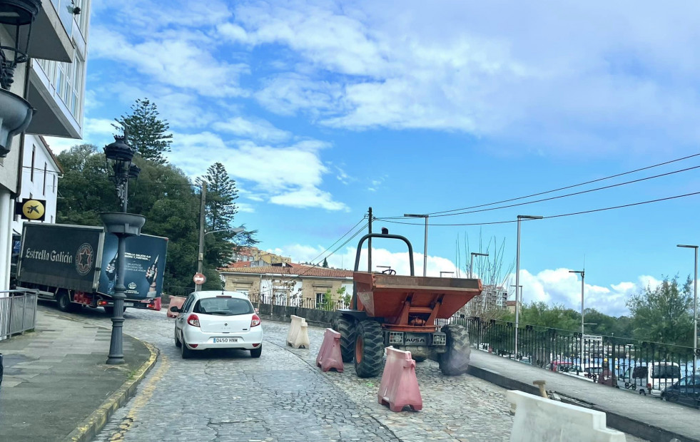 Pontedeume inicia las obras para eliminar los baches de la avenida Lombardero