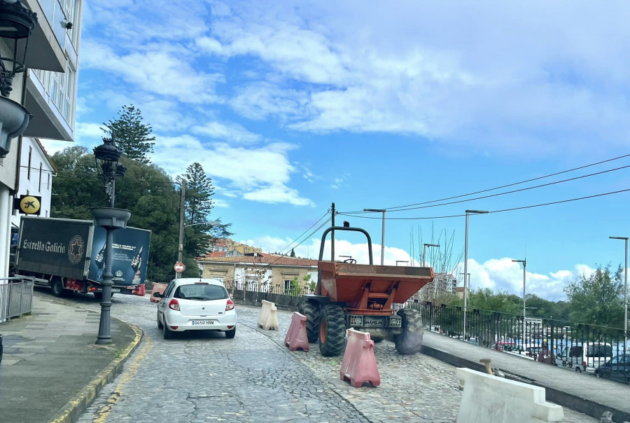 Pontedeume inicia las obras para eliminar los baches de la avenida Lombardero