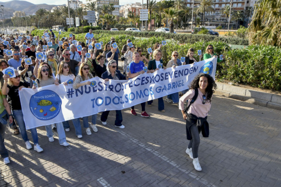 Unas 700 personas arropan a la madre del niño Gabriel en una concentración contra un documental sobre su hijo