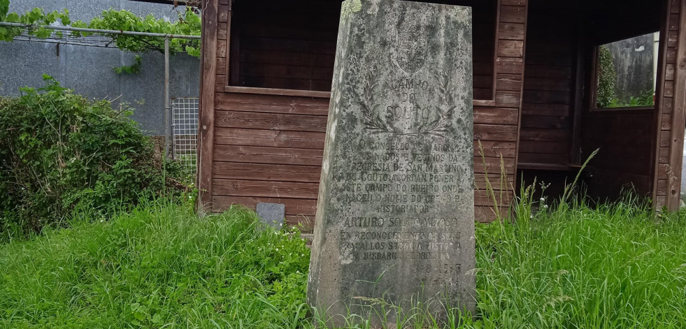 Críticas vecinales por el estado de abandono del monolito en honor a Arturo Souto Vizoso en Narón