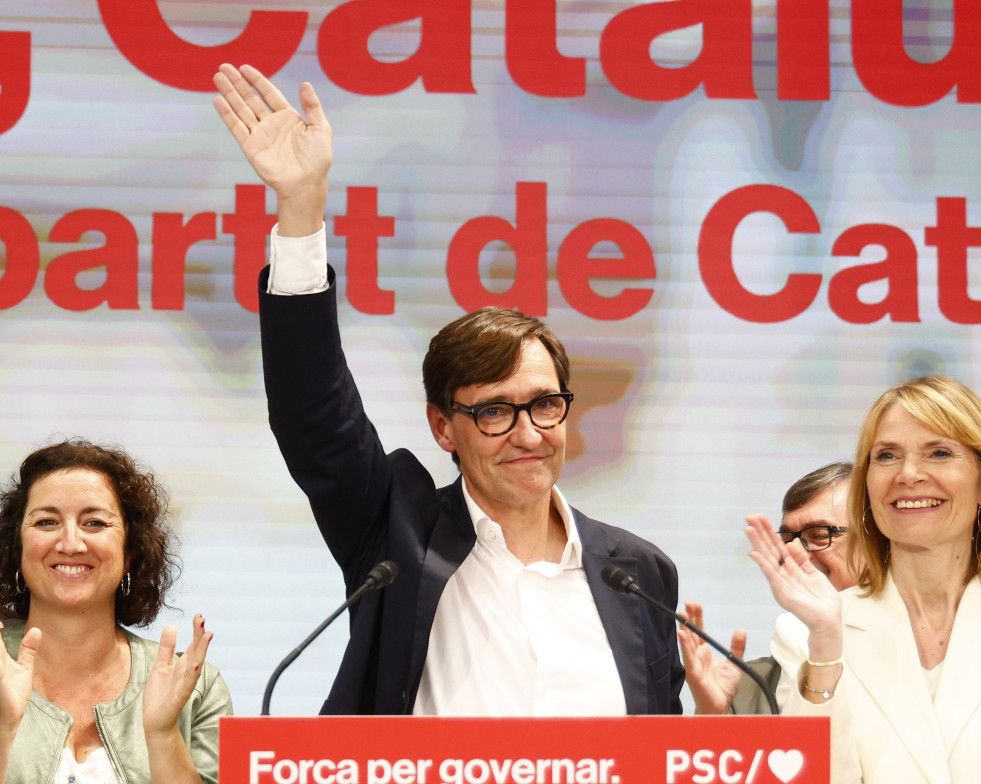 El candidato a la presidencia de la Generalitat por El PSC, Salvador Illa (c), comparece ante los medios para valorar los resu