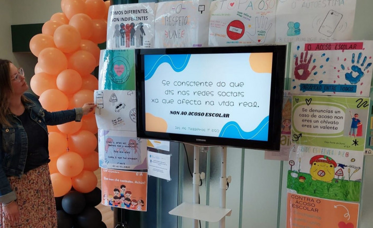 Muestra en la casa del Concello de Narón contra el acoso escolar