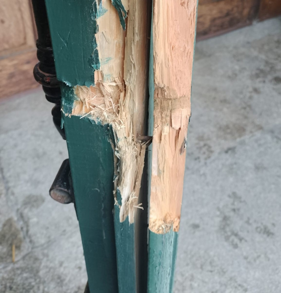 Intentan entrar en el santuario de las Angustias y dañan la puerta original del templo