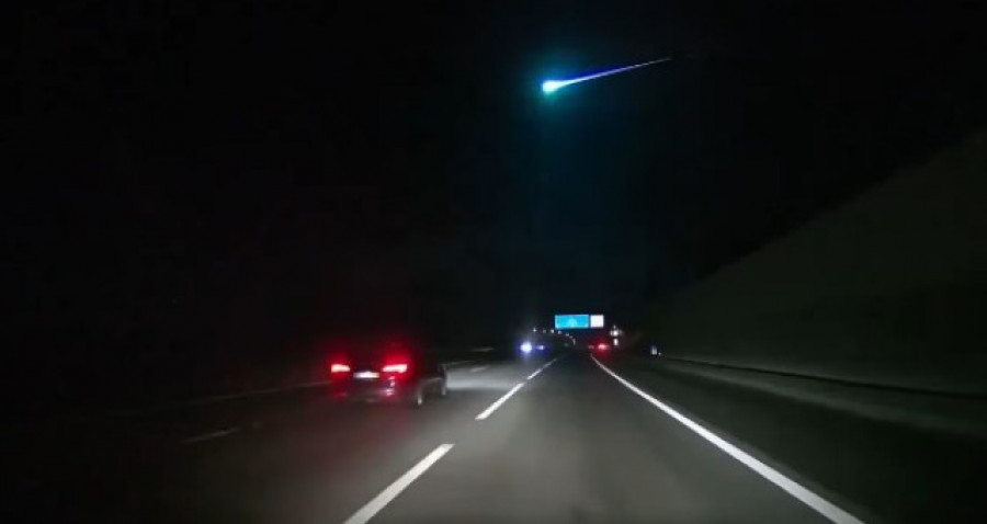 Una bola de luz ilumina el cielo de Galicia de madrugada