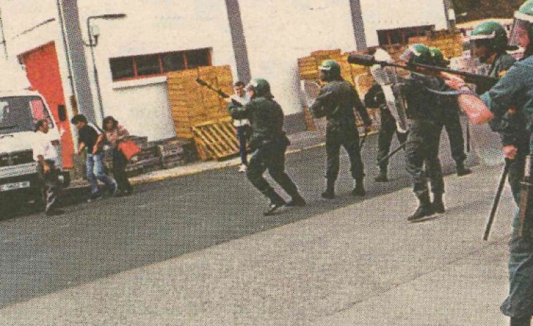 Los 25 años de la 'revolución de los percebes' en Cedeira: una batalla campal entre Policía y 'percebelleiros'