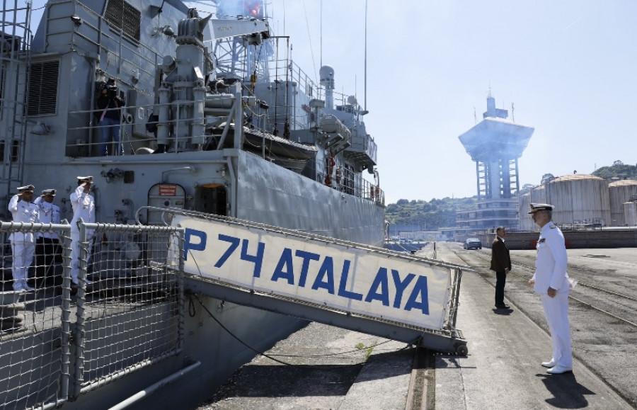 El rey Felipe VI se sube al "Atalaya" para la revista naval por el Día de las Fuerzas Armadas