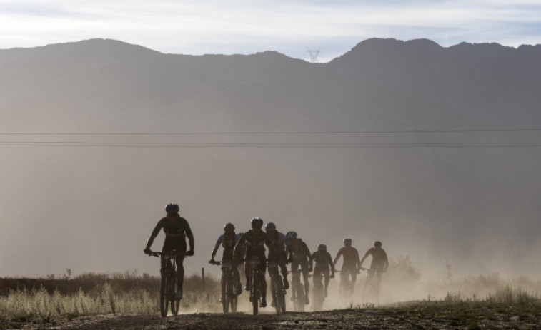 Tres ciclistas heridos en Calvos de Randín tras chocar contra un corzo
