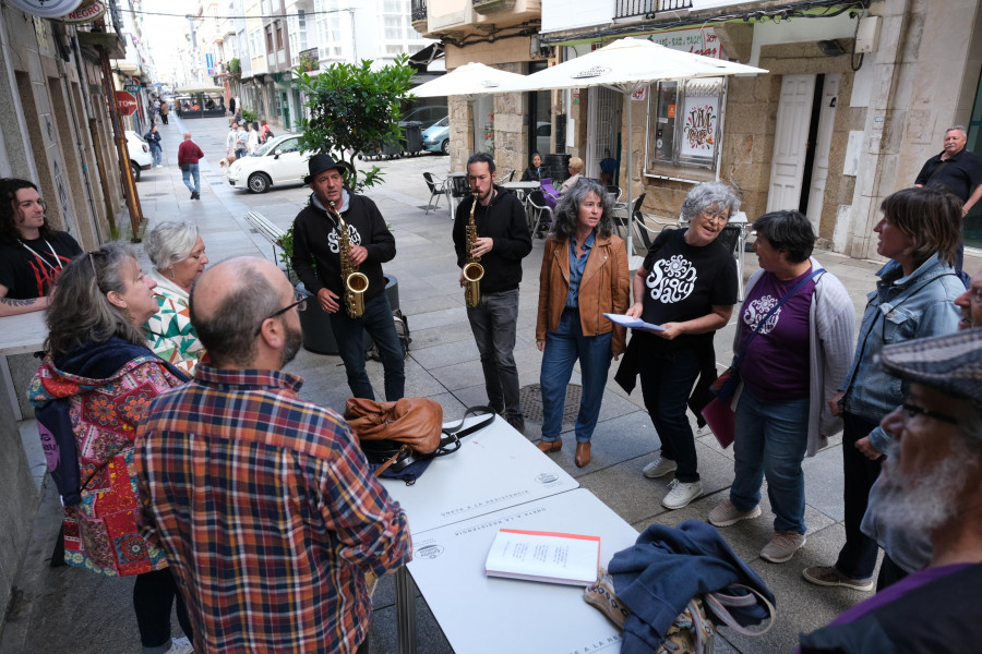 Los cantos de taberna amenizaron las calles de la ciudad naval