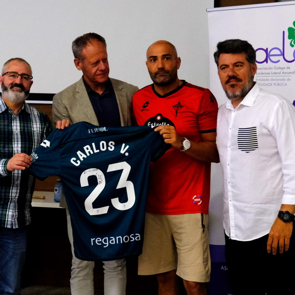Subasta | Más de 2.000 euros por la última camiseta racinguista de Carlos vicente en la puja solidaria
