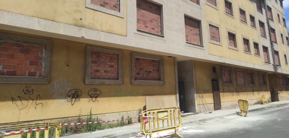 Tapiado el edificio abandonado de Xuvia que ardió en marzo